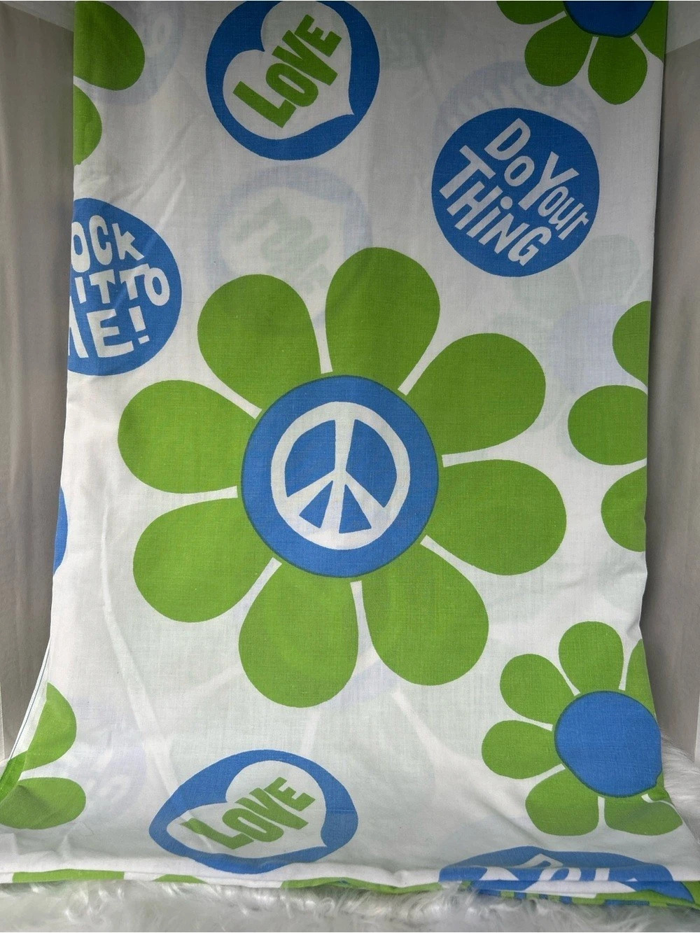 Rare 1968 Groovy Full size Top Sheet Green & White Peace Flower Pattern
